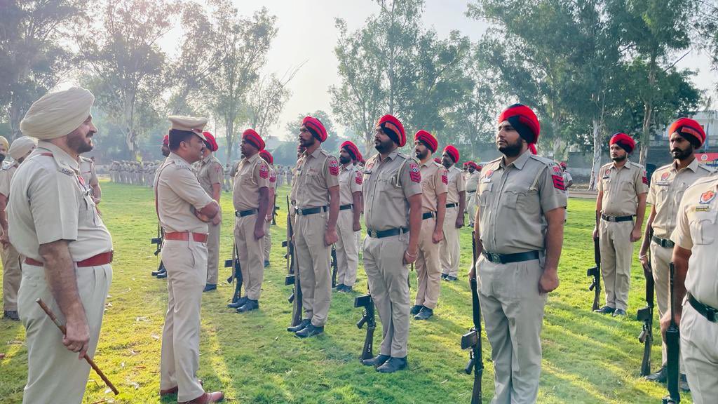 MogaPolice's tweet photo. ਮੋਗਾ ਪੁਲਿਸ ਦੁਆਰਾ ਅੱਜ ਦਿਨ ਸੋਮਵਾਰ ਨੂੰ ਜਨਰਲ ਪਰੇਡ ਰੱਖੀ ਗਈ ਅਤੇ ਪੁਲਿਸ ਕਰਮਚਾਰੀਆਂ ਨੂੰ ਸਿਹਤਮੰਦ ਰਹਿਣ ਦੀ ਪ੍ਰੇਰਨਾ ਦਿੱਤੀ ਗਈ।

General parade held today by Moga police and police personnel were encouraged to stay healthy.

@dhruman39 
@punjabpoliceind https://t.co/ufRxQZvW4X