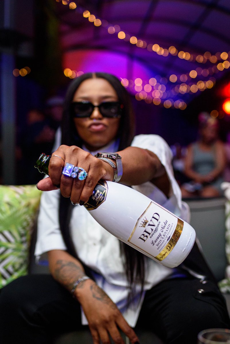 Happy Monday! 🥂🔥🤩