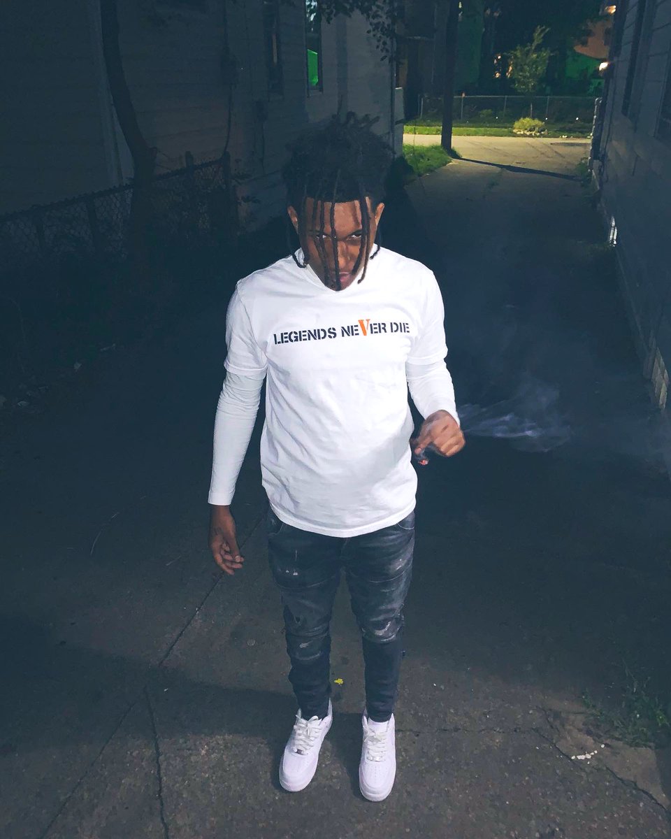 Jovie_Jay21's tweet photo. I’m a outside nigga🎸🧡 https://t.co/OVGzUMSiA9