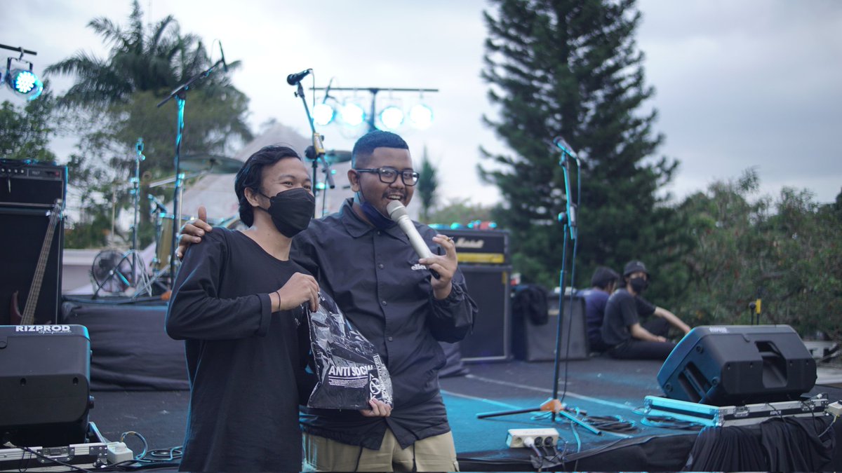 48terrace_merch's tweet photo. Mimin juga ngucapin selamat bagi kalian yang beruntung mendapatkan bingkisan sederhana dari kami, semoga suka💛
--
Sayang banget #MinDea gadateng kemarin padahal pingin banget lihat kak @ayastrophiile manggung 😔 https://t.co/XpHkuFDpYn