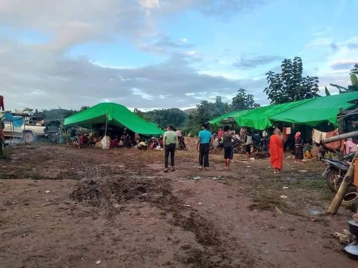 Haruonchill's tweet photo. Number of IDPs surpasses 6,000 in #MongKaing town, N Shan State as the fighting has raged b/t two Shan armies (i.e. RCSS and SSPP) since Sep. Road access to the conflict-hit area is difficult &amp; they’re in need of food, blankets &amp; other basic necessities.
#WhatsHappeningInMyanmar https://t.co/P1lxHBqzmY