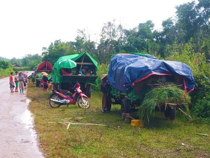 Haruonchill's tweet photo. Number of IDPs surpasses 6,000 in #MongKaing town, N Shan State as the fighting has raged b/t two Shan armies (i.e. RCSS and SSPP) since Sep. Road access to the conflict-hit area is difficult &amp; they’re in need of food, blankets &amp; other basic necessities.
#WhatsHappeningInMyanmar https://t.co/P1lxHBqzmY