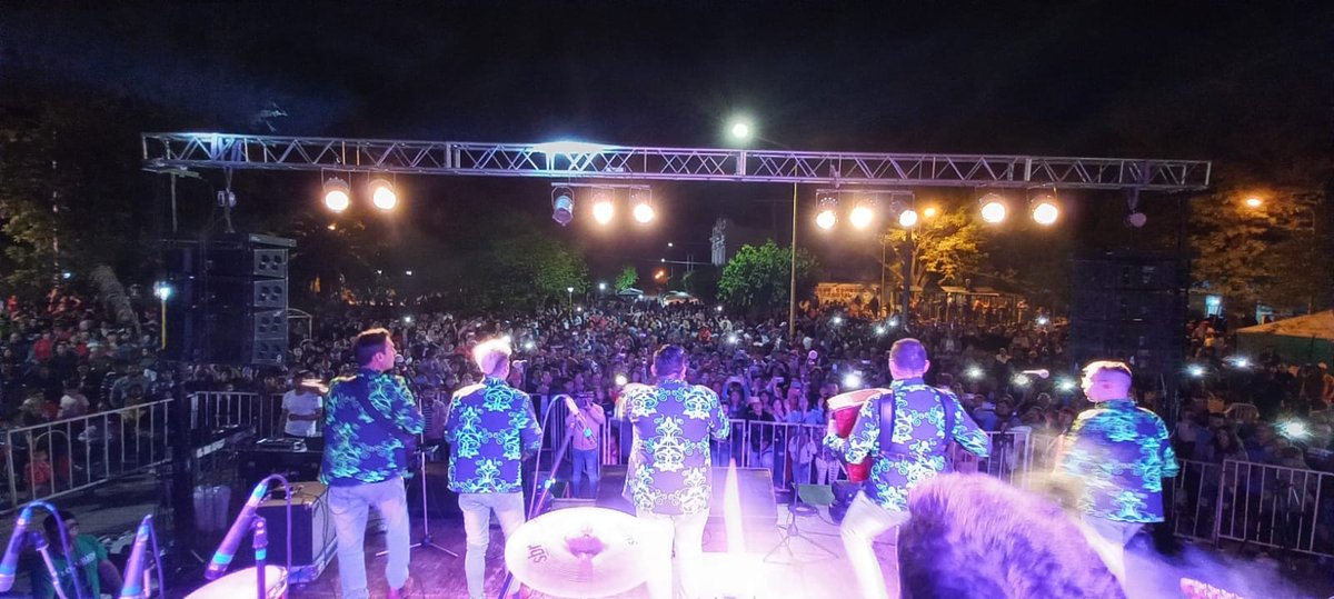 loslirios_ok's tweet photo. ✨Así fue nuestro show en 17° Fiesta de Integración Cultural Mosies Ville.
Muchas gracias a las más de 3000 personas que corearon y bailaron nuestras canciones.
.
.
.
#festival 
#musica
#cumbia
#show
#SiempresiempreLirios🌺🌺🌺🌺🌺 https://t.co/BgsFQk7VsF