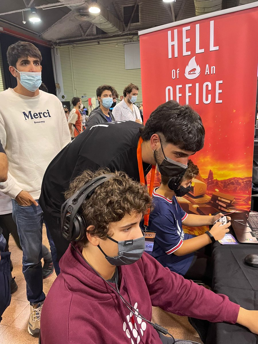 FerrizSanti's tweet photo. Ha sido un placer poder asistir a la @IndieDevDay. He conocido a gente increíble y ha sido una experiencia única. Muy agradecido con los organizadores y con todos los estudios por los juegazos! Lo del premio al mejor plataformas con @HellOfAnOffice ya es cosa de otro mundo..❤️ https://t.co/rE424i9aTF