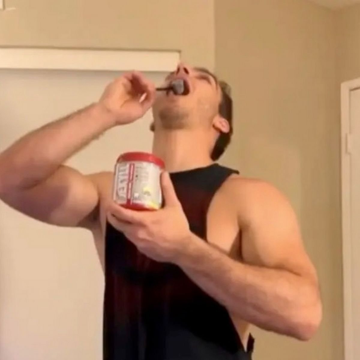 lasmananaskiss's tweet photo. Habemus nuevo reto en TikTok. Habemus nuevos tolais.

Lo que hacen ahora es tragar proteínas en polvo seco y luego enjuagar con agua. Los médicos advierten que esto puede provocar asfixia, convulsiones pulmonares y cardíacas, inhalación accidental y muerte.

#RipTok #LMK https://t.co/JhuMMpU5sz