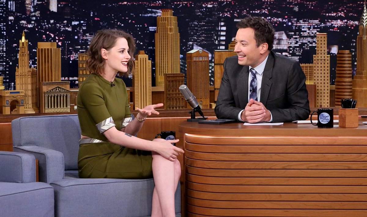 Ночное шоу джимми фэллона. Максим галкин и иван ургант. Эмилия кларк на шоу джимми фэллона. Джимми фэллон интервью. Юрий дудь и иван ургант.