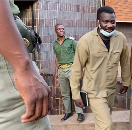 MateteYoung's tweet photo. We were arrested last year October, 1 year down the line trial has not started. They first said they wanted to apprehend Mako &amp; he was arrested in Feb, up to now trial has not started , they are still investigating, tomorrow we will be back in court again @advocatemahere @Mamoxn https://t.co/9Vbg4oF4Fz