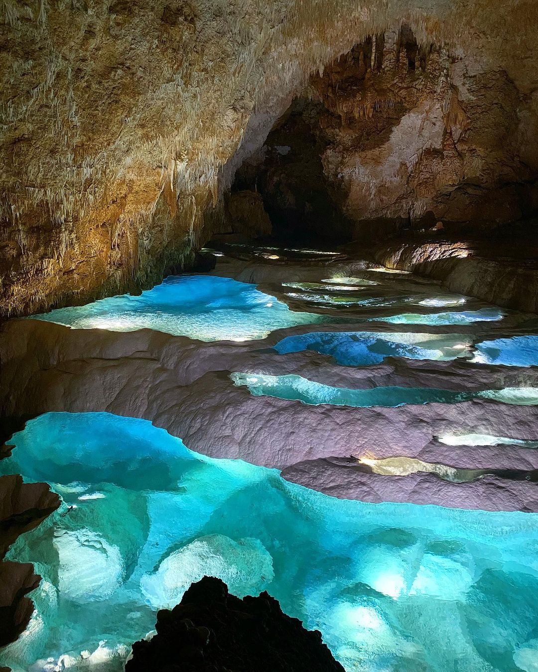 絶景事典 公式 ケイビングという洞窟探検で辿り着く奇跡の絶景 ライトアップされたリムストーンプールは神秘的な美しさ 鹿児島県の沖永良部島にある 銀水洞 Via T Co Z33vr6fbl1 Photo By Shimayadoatari 絶景事典 絶景 Zkg10 銀水洞