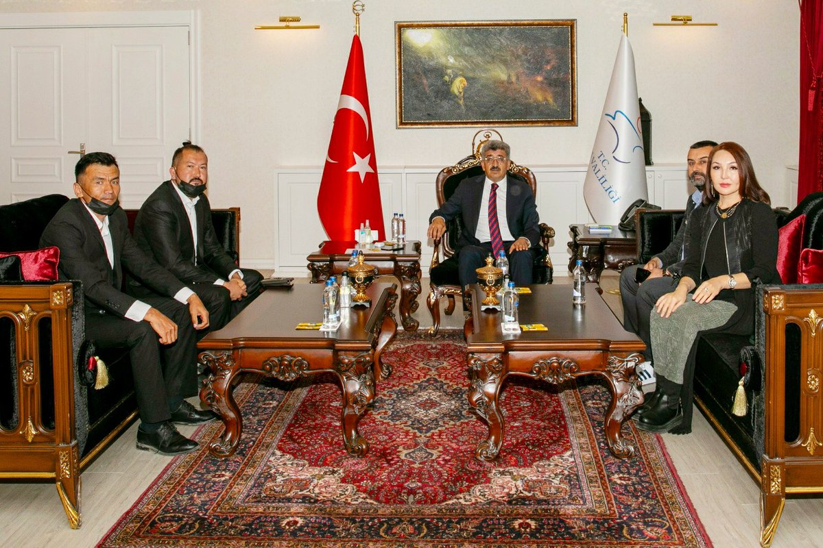 T.C. Van Valiliği 🇹🇷 (@tcvanvaliligi) on Twitter photo Dünya Thai Kick Fed. Gen. Başkanı Bülent İşbilir, Kırgızistan Cumh. Salburun Fed. Türkiye Temsilcisi Ibraeva Elza, Atayurt Geleneksel Spor Oyunları ve El Sanatları Der. Gen. Başkanı Kenan Evren Aytaç ile Yardımcısı Hasan Şanlı, Valimiz Sn. <a href="/valibilmez/">Mehmet Emin Bilmez</a>'i makamında ziyaret etti. Dünya Thai Kick Fed. Gen. Başkanı Bülent İşbilir, Kırgızistan Cumh. Salburun Fed. Türkiye Temsilcisi Ibraeva Elza, Atayurt Geleneksel Spor Oyunları ve El Sanatları Der. Gen. Başkanı Kenan Evren Aytaç ile Yardımcısı Hasan Şanlı, Valimiz Sn. <a href="/valibilmez/">Mehmet Emin Bilmez</a>'i makamında ziyaret etti.