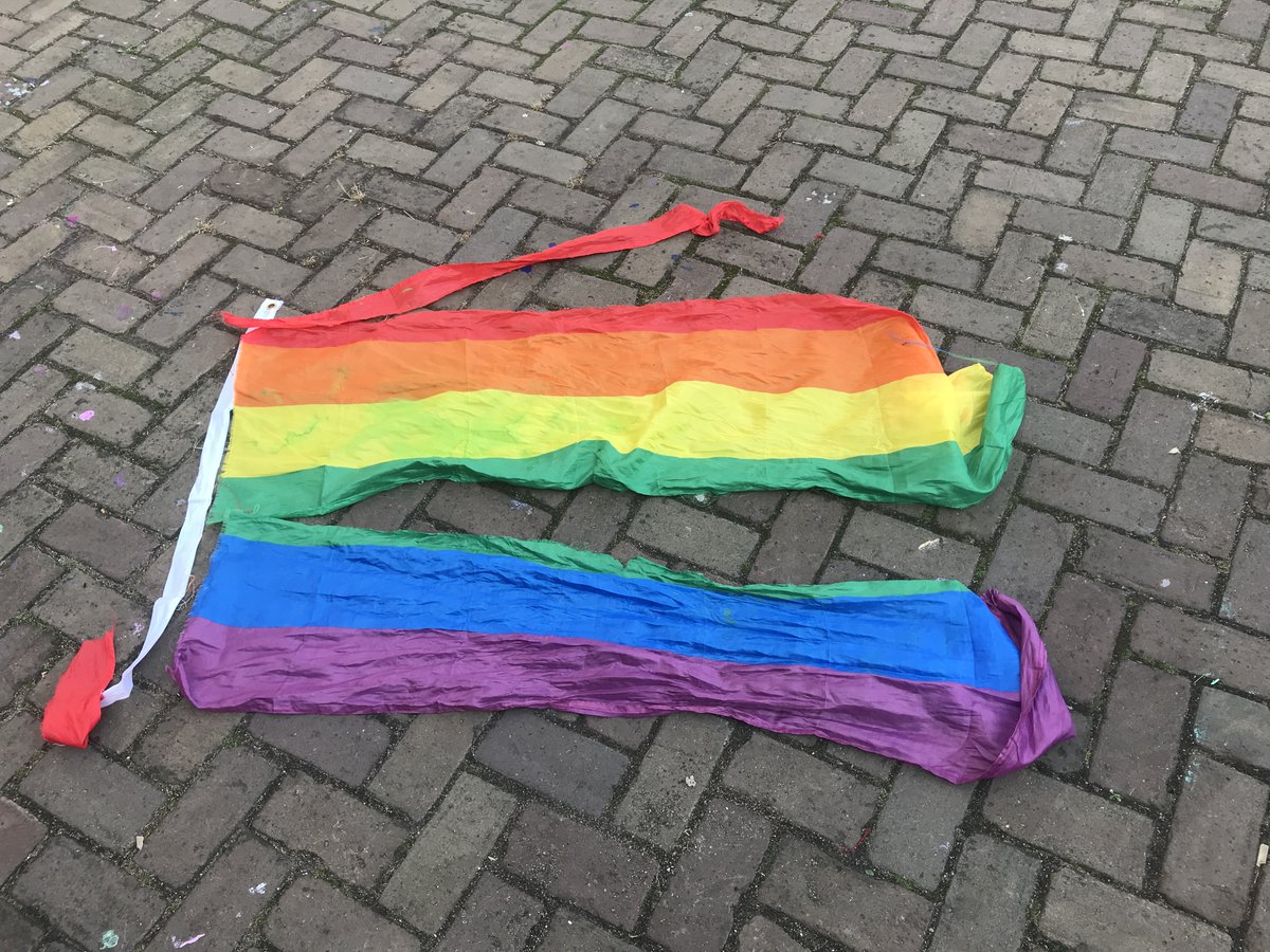De gescheurde regenboogvlag is symbolisch gerepareerd.  Met elkaar zoeken we de verbinding. op Coming out Dayy in #kampen.
Met als mooi bericht dat ouders  van een deel betrokken jongeren en de jongeren zelf met de LHBTIQP+ gemeenschap gesprek willen.