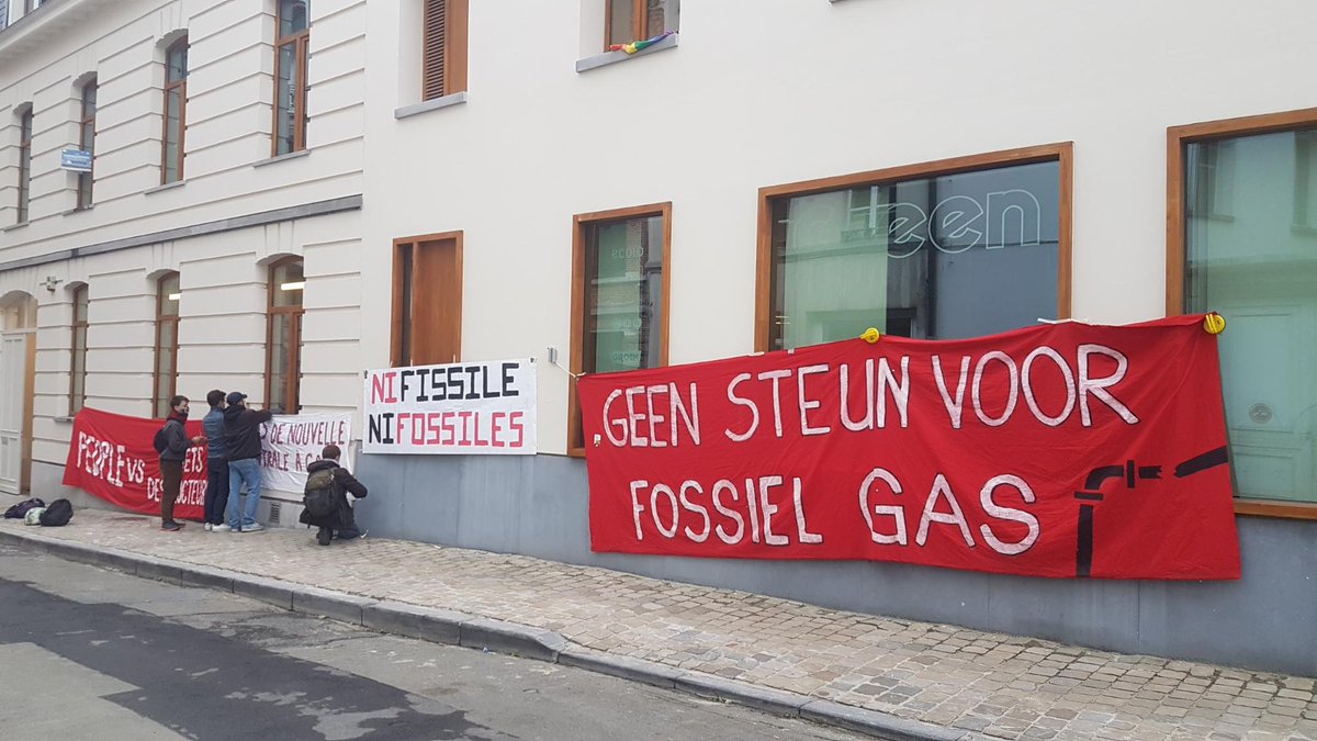 Gisteren gingen we met meer dan 50.000 de straat op voor meer #ClimateAmbitions. Vanmorgen zijn we bij <a href="/Ecolo/">Ecolo</a> <a href="/groen/">۟</a> om te vragen om concrete acties: geen nieuwe gascentrales. <a href="/KhattabiZakia/">Zakia Khattabi</a>, <a href="/TinneVdS/">Tinne Van der Straeten</a> de boodschap van gisteren is duidelijk: #SystemChange