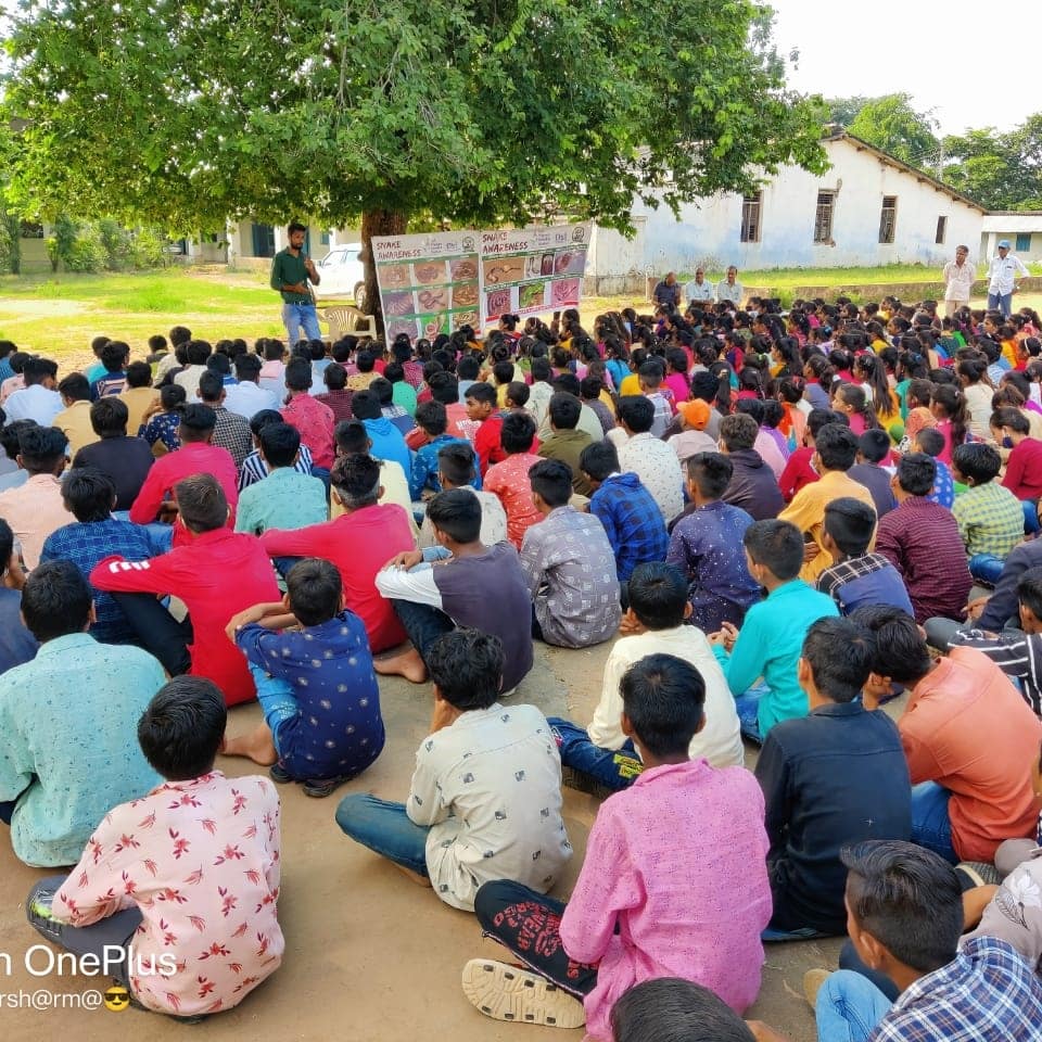 CscLvk's tweet photo. Wildlife Week celebration at Bhomanand high school, Nani sarsan.
Students were made aware of the different kinds of snake species.
#GUJCOST #lokvigyankendragodhra #wildlifeweek2021 https://t.co/kXHDVK4zEx
