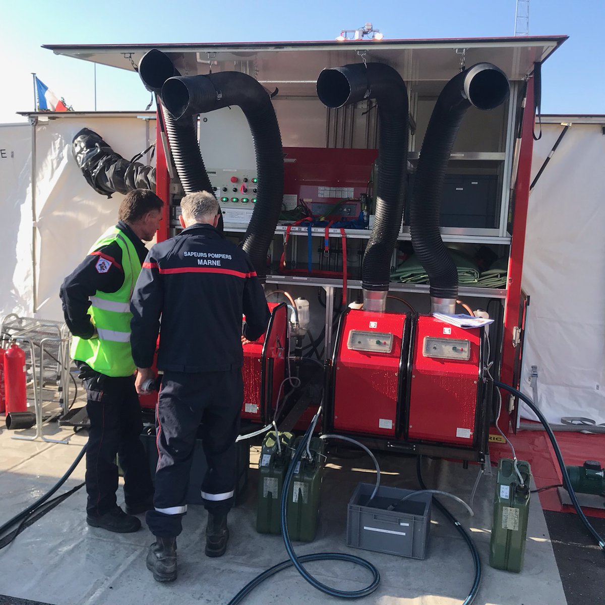ChristianBruyen's tweet photo. Installation de l'unité de décontamination de masse du @SDIS51 au #CSDormans
Ils sont pro ou volontaires et sans cesse en formation pour s'adapter aux nouvelles situations à affronter. Le @DptMarne fier de ses sapeurs pompiers. https://t.co/y5IHZOocPl