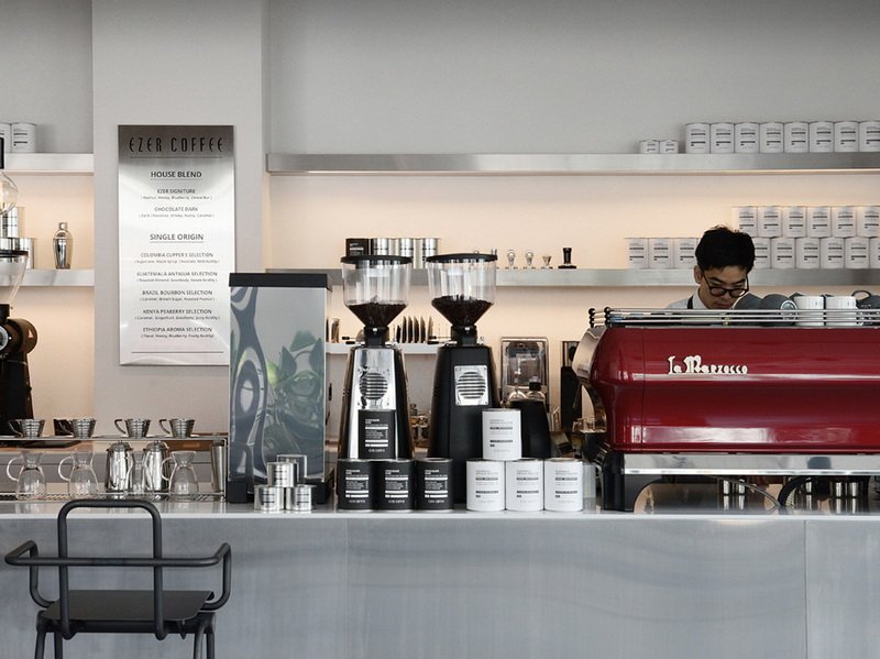 frizal__'s tweet photo. I can imagine myself behind a commercial coffee bar, serving espresso-based beverages to customers. That's just full of joy.
My alternate universe... https://t.co/nBAcrgTwVy