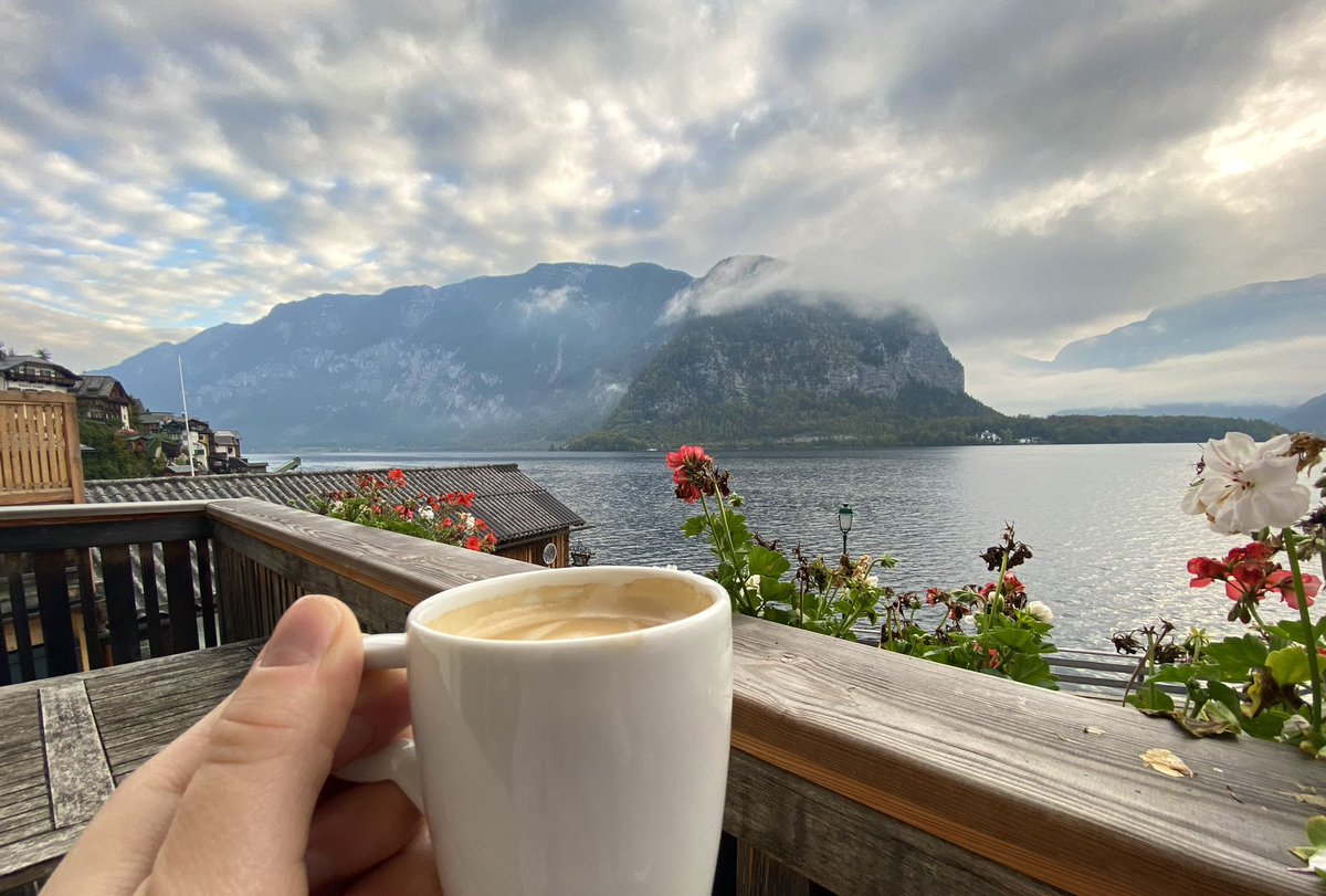 catherinehoweuk's tweet photo. Not a bad view for a Monday morning #GutenMorgen #hallstatt https://t.co/qvrFUwYLnY