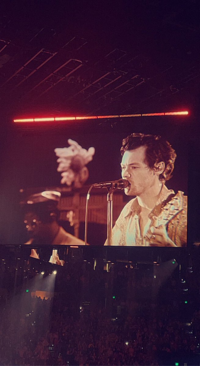 ochakoluv's tweet photo. Harry Is So Golden! @Harry_Styles #HarryStylesLoveOnTour  #Tampa https://t.co/5xH0EqeiAy