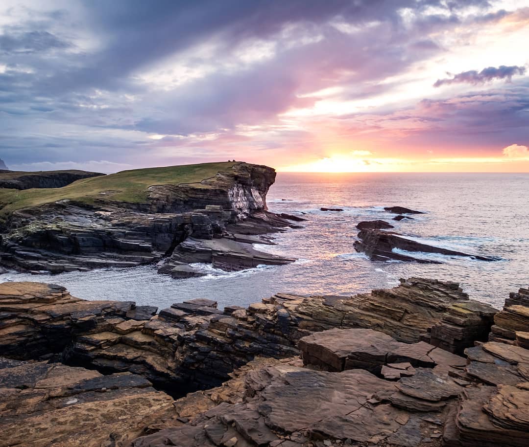 orkneycom's tweet photo. Sunset on the edge of the Atlantic 💜 
📍 Yesnaby, #Orkney
📸 by https://t.co/eTyGpHPkA5
#VisitOrkney #YCW2021 https://t.co/pg8ZqwN4yF