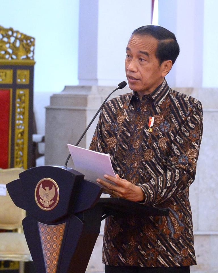 Di tengah maraknya bank dan asuransi berbasis digital, pembayaran elektronik, dan inovasi teknologi finansial lainnya, penipuan dan tindak pidana keuangan juga terus terjadi di masyarakat.

Untuk itu, saya mendorong OJK menjaga dan mengawal perkembangan digitalisasi keuangan ini.