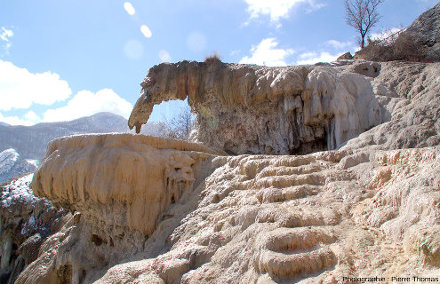 La fontaine pétrifiante de Réotier, Hautes-Alpes – Travertin, marches et gours, pisolites #SVT #géologie planet-terre.ens-lyon.fr/ressource/Img7…