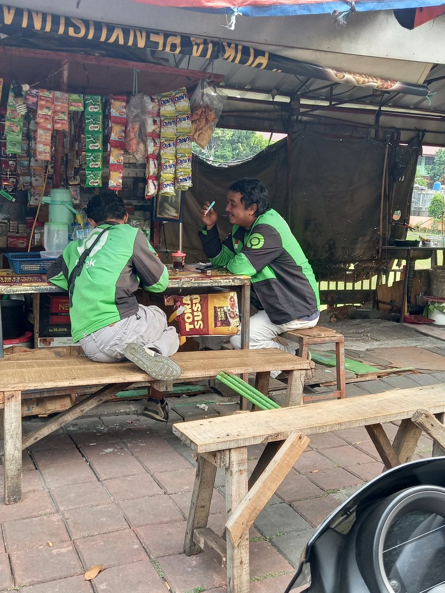 Diary_momsky's tweet photo. Yang kiri driver Goride, kanan Gofood. 
Pantesan jam segini udah santai, ketawa ketiwi, tupo lebih cepat.
Taunya Gacor jalur PRIVILEGE 😏 https://t.co/B9l25VYf5b