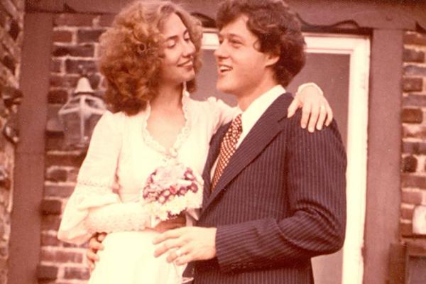 mariobianchi18's tweet photo. L'#11ottobre 1975 si sposano #BillClinton e #HillaryRodham. Si erano incontrati nel '72 da studenti di Yale e lavoravano alla campagna elettorale di McGovern. Dopo il matrimonio si trasferiranno in Arkansas, dove Clinton diventerà governatore: da lì inizierà la sua carriera. https://t.co/XRX93K3aXt