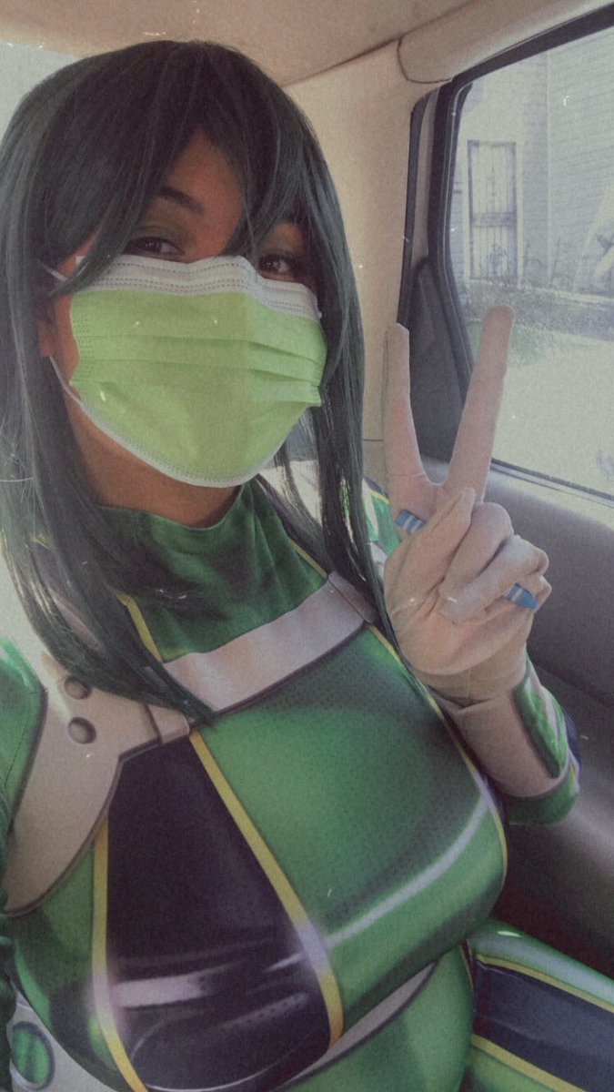 MinorKeyCosplay's tweet photo. I was feeling really cute and froggy at @MyHeroCon Saturday! 🥺 I really missed this (ALSO I FREAKING MET @rialisms OH MY GOSH literally such a sweetie ??????)

#froppycosplay #tsuyuasui #tsuyucosplay https://t.co/vG4nfKZEGf