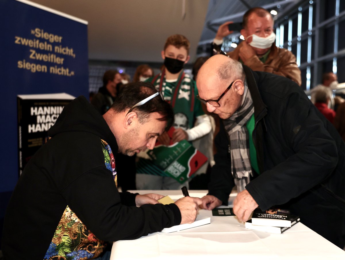 Was für ein #topspiel gestern - Werbung für den Handball <a href="/FuechseBerlin/">Füchse Berlin</a> <a href="/thw_handball/">THW Kiel</a>! Danke auch an alle Fans, die geduldig zum Signieren angestanden haben, das war auch für mich eine Premiere 👍📸 Lächler #hanning #handball