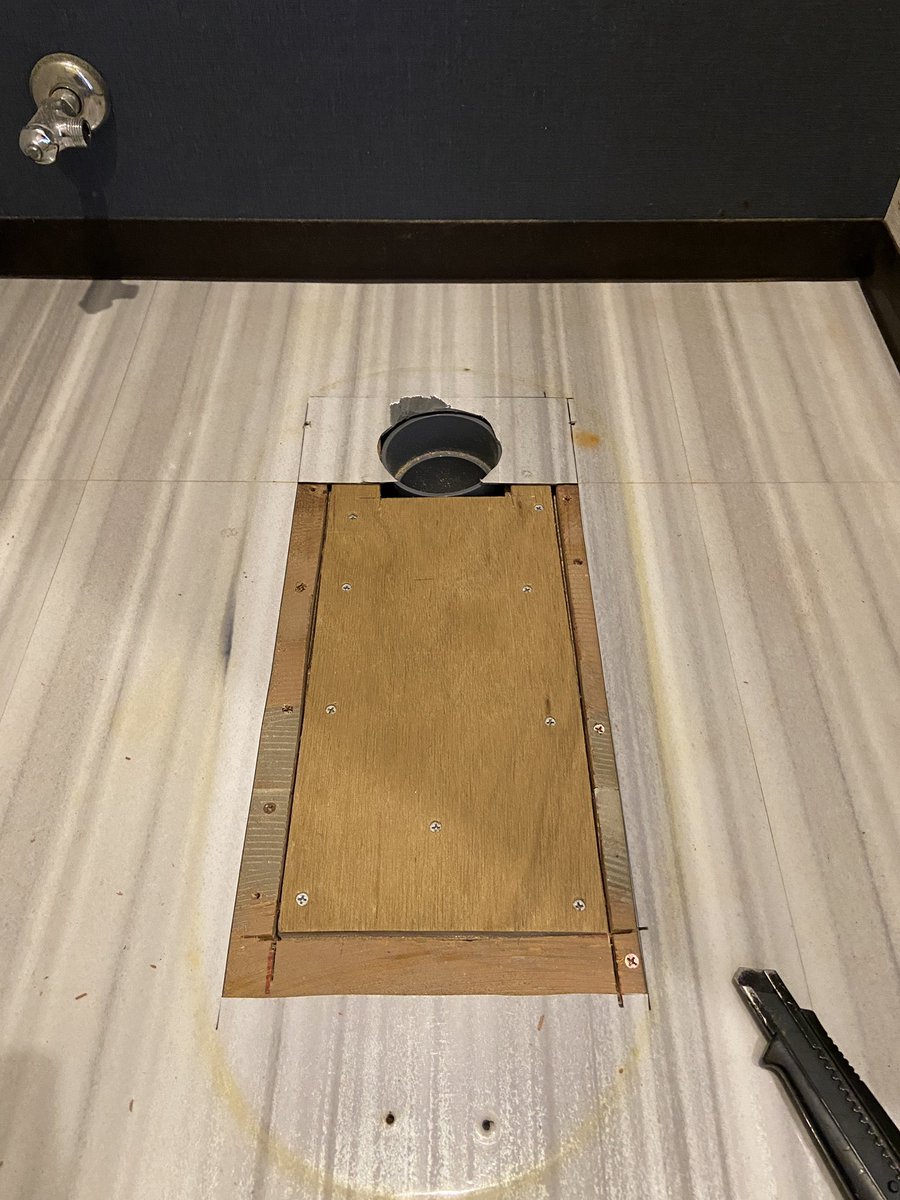 0top3's tweet photo. マジか？！ってくらいの逆勾配。
床造作時の施行ミスでした。
オマケに立ち上がりも斜めってる。

上手にくり抜いて、配管からやりなおしましたよ。。。
仕事にプライド大事だよ。

#賃貸管理 #リフォーム #原状回復 #月額賃貸管理手数料0円 #トラッドマネージメント https://t.co/Cj1fhKLQaa