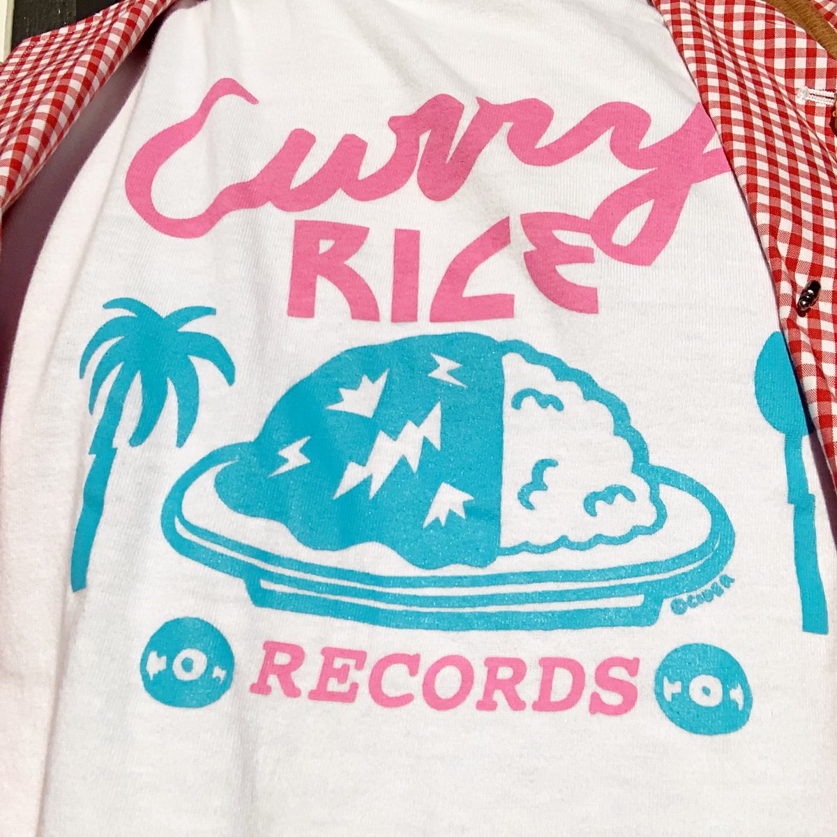 akira_tanaka_10's tweet photo. NegiccoのMeguさんが2019年の30歳記念に出された受注生産のTシャツ30種、その中のかせきさいだぁさんデザインのこちらを購入して愛用しているのですが、とても評判が良くてありがたいです🙏🍛🙏
…と投稿しようと思ったら、ウチの近所にネギが落ちていました。
#megu30t https://t.co/diZCkLCnpp