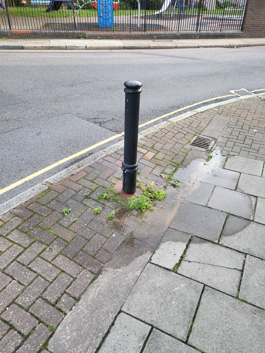 GrahamCornell's tweet photo. @thameswater There's a leak that has just sprung up at the corner of Prebend Street and Basier Street in London, N1. I've completed a report on your website https://t.co/xmRrirx1rH