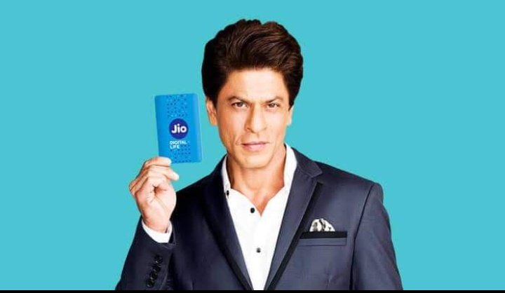 Twitter पर #Boycott_SRK_Related_Brands ट्रेंड हो रहा है। मैं कहता हूँ शुरुआत इस ब्रैण्ड से करो। 🤗
