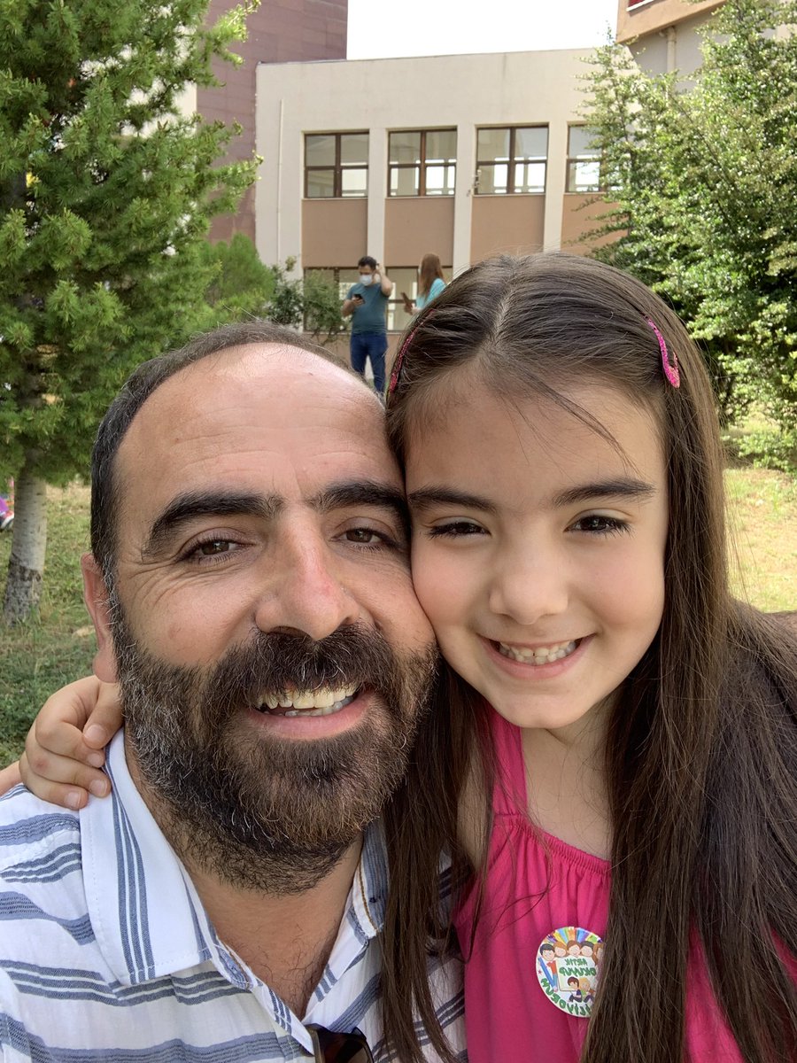 Bugün günlerden  #DünyaKızÇocuklarıGünü Tüm dünya çocuklarına güzel bir hayat bırakmak zorundayız.