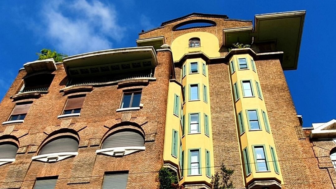 Il #QuadrilaterodelSilenzio si arricchì nell'Ottocento, con imponenti dimore in stile neoclassico, eclettico e liberty e rimase una zona privilegiata fino agli anni Trenta del Novecento, anni a cui risale Palazzo Fidia.💫
---
bit.ly/3ldiy0G
📷: Staff Milanoguida