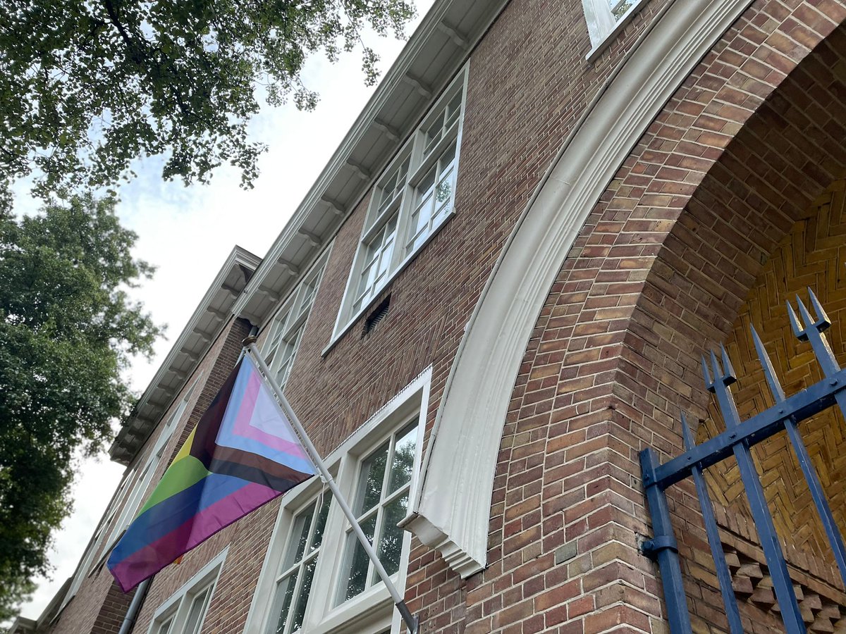 Vandaag hangen we de vlag uit aan de Malakkastraat. Omdat iedereen erbij hoort. #incluzie #diversiteit #ComingOutDay <a href="/BuurtteamWest/">Buurtteam West</a> <a href="/BTO_Sociaal/">BTOSociaalUtrecht</a>