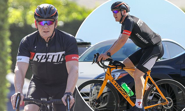 Gordon Ramsay, 54, shows off his muscular frame as he slips into clinging cycle shorts for sunny Malibu bike ride https://t.co/M7SYpbSwHI https://t.co/IHiNs4zYW5