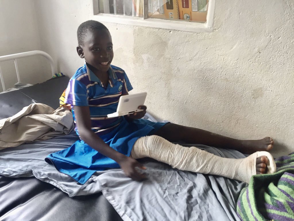 Comenzamos semana visitando el Hospital de Nemba que se encuentra junto a Museke y entregamos Nintendos en pediatría, que han sido donadas por la Fundación Juegaterapia! Los niños y niñas súper contentos y agradecidos ! MUCHAS GRACIAS 👍🏾❤️😘