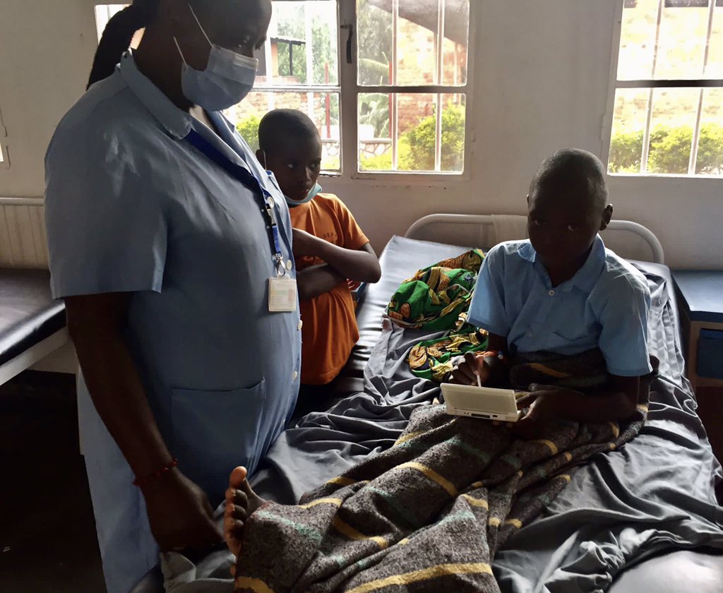 Museke_ONG's tweet photo. Comenzamos semana visitando el Hospital de Nemba que se encuentra junto a Museke y entregamos Nintendos en pediatría, que han sido donadas por la Fundación Juegaterapia! Los niños y niñas súper contentos y agradecidos ! MUCHAS GRACIAS 👍🏾❤️😘 https://t.co/zmt50ZfWjA