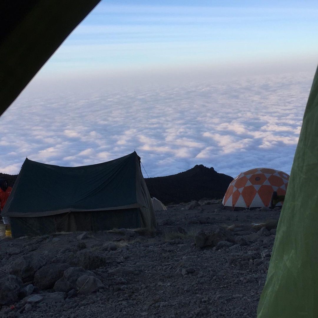 Above the clouds! ☁️What a breath taking view to wake up to in the morning from our tent. ⛺️🌥Karanga Camp, Machame route Kilimanjaro.
#karangacamp #kilimanjaro #kilimanjaroclimbing #tentviews #mountains #adventure #travelphotography #outdoors #hikingviews #machameroute #clouds