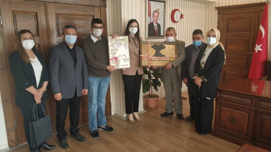 İlçemiz Gümüşkent Köyündeki Rehabilitasyon Merkezinde kalan özel gereksinimli bireyler, kuruluş müdürü Abdullah Özdemir ve kuruluş eğitmenleri refakatinde Kaymakam Şeyma Polatı makamında ziyaret etti.