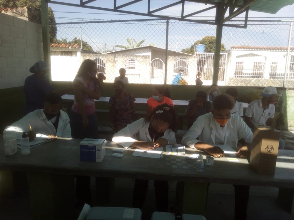 educaraguamcpo1's tweet photo. GRAN JORNADA DE VACUNACIÓN EN LOS ESPACIOS DE UEE MARÍA CAROLINA OLMOS DE SULBARAN EN EL #MPOLIBERTADOR #Aragua @NicolasMaduro @_LaAvanzadora @Soykarinacarpio @leoalvacabrera @regulolacruz @MPPEDUCACION @ZE_Aragua @educadoresdear2 SEGUIMOS AVANZANDO! https://t.co/1nVFI4TvFb