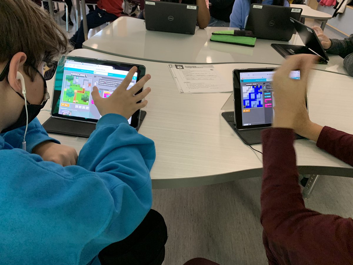 Starting Monday morning off with an #hourofcode using @codeorg in Div. 4! Students are learning to solve complex problems by breaking them down into steps and testing their solutions. #sd36learn @Surrey_Schools @MaddaughSD36 @TeachCode @PlayCraftLearn