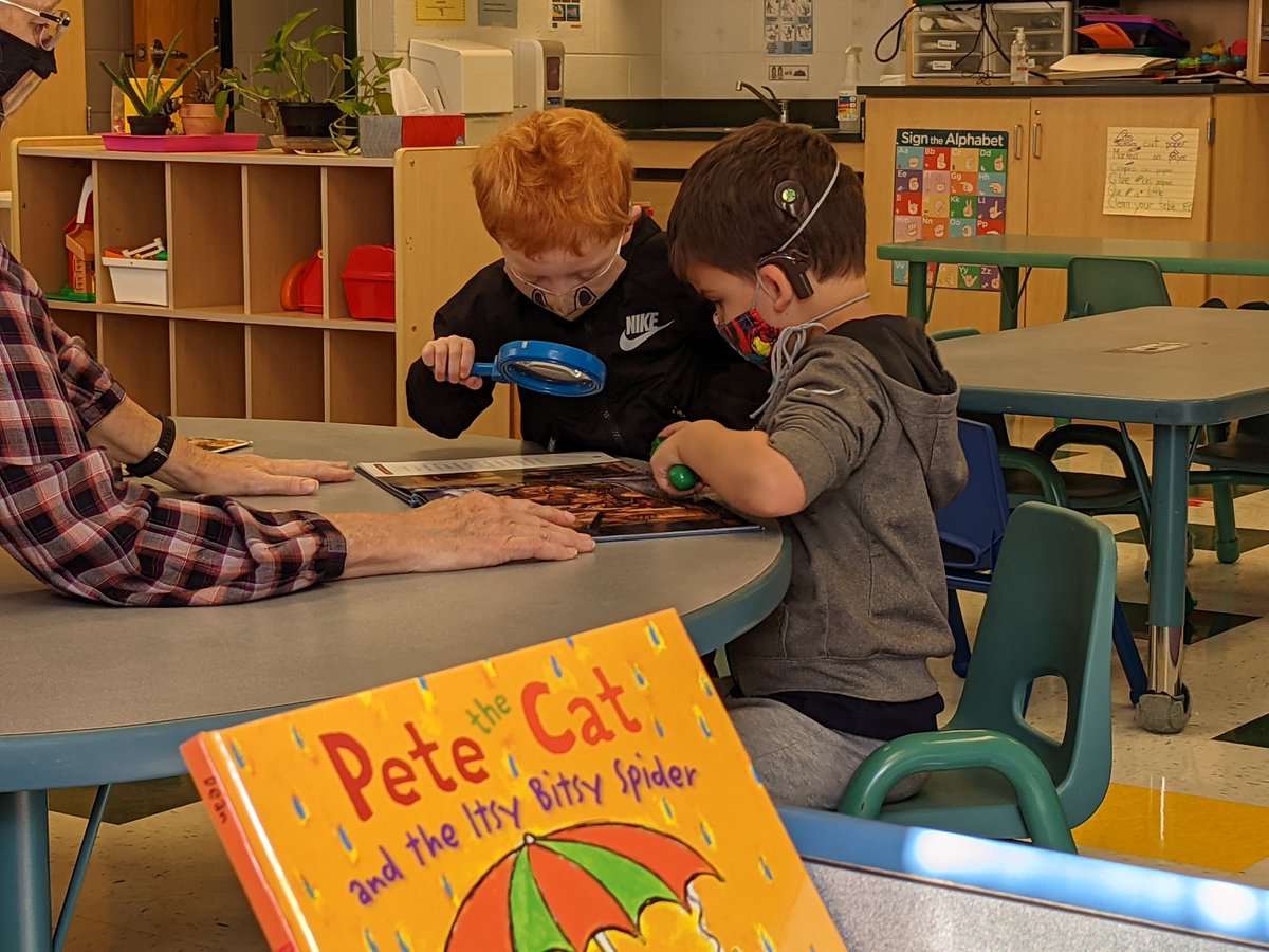 Read-a-thon with microscopes!  Log that time! <a href="/ColesRoadrunner/">Coles Principal</a> @TreadwellMrs <a href="/Coles_Fletcher/">Ms. Fletcher</a>