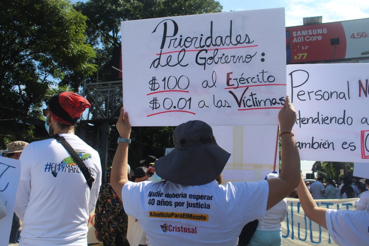 Cristosal's tweet photo. #DDHHParaTodxs| El 17 de octubre, cientos de personas volvieron a salir a las calles a expresarse en contra de la concentración de poder, la falta de transparencia y justicia para las víctimas en general. https://t.co/IEdKuMoOcR