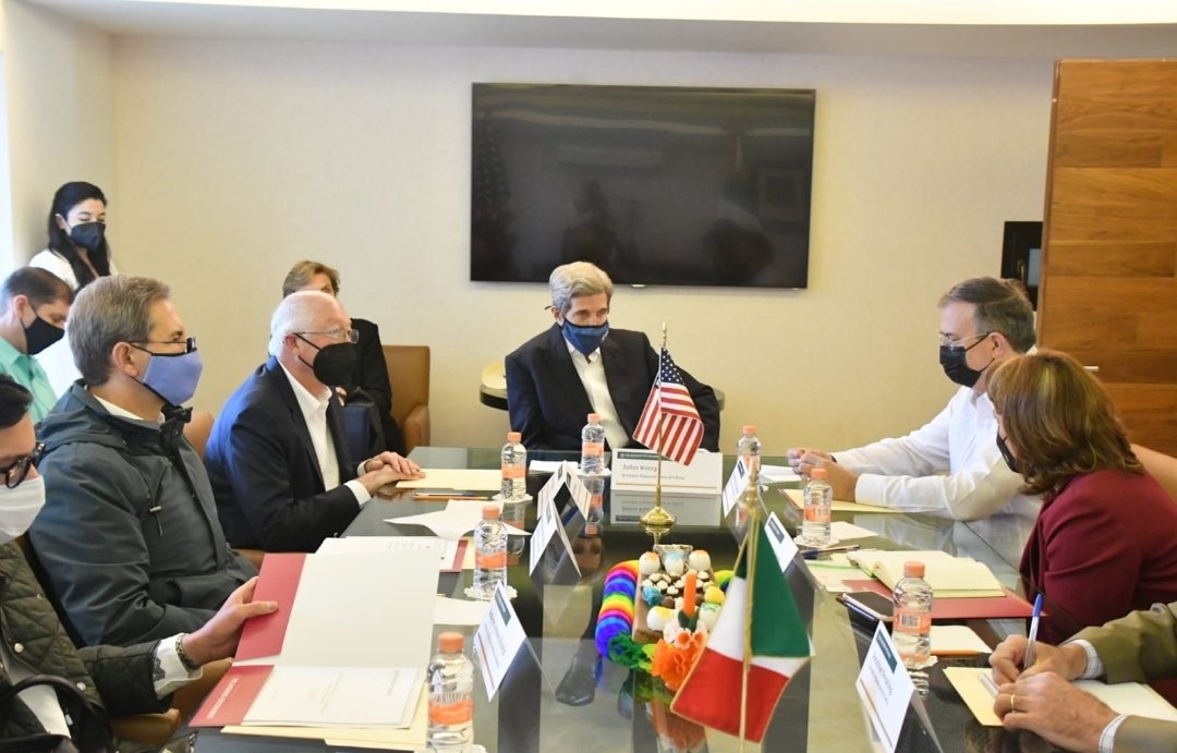 m_ebrard's tweet photo. Recibí a John Kerry, enviado especial del Presidente Biden para Acción Cliimática. Sostendrá reunión con el Presidente López Obrador en Palenque y conocerá el programa Sembrando Vida. https://t.co/Axu0RiunDB