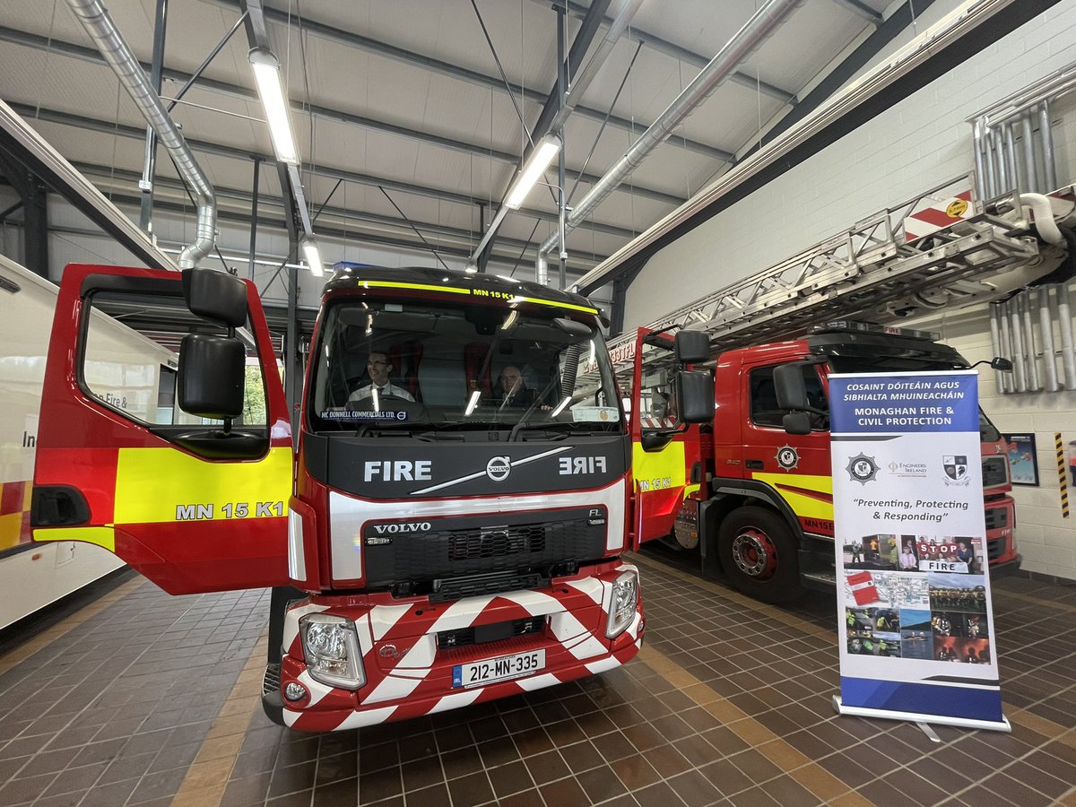 monaghan_fire's tweet photo. @MonaghanCoCo Mayor Aidan Campbell presents to @monaghan_fire CFO Dermot Brannigan the keys to a new water carrier. This appliance will provide additional water capacity that may be required to extinguish remote or large fires. https://t.co/tYS4JCKI51