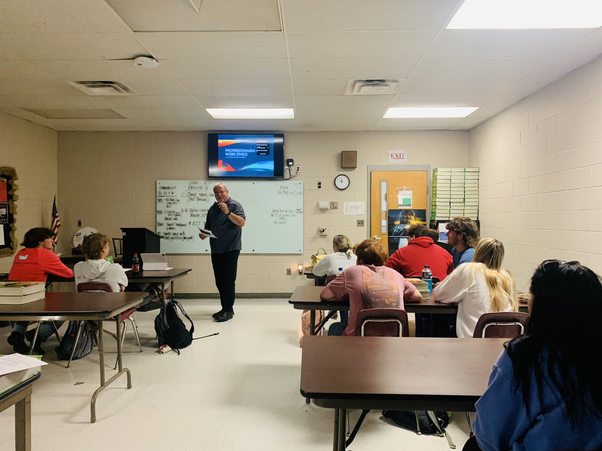 careercoachTJ's tweet photo. Thank you, @greglonjames, for taking the time out of your day to discuss important topics with our students. We are eager to see our students #selfdirect themselves to being stronger leaders in their community.
#LeadershipSkills #SnackChat #KHS #CareerCoach #ClassroomsToCareers https://t.co/PYMhGpVY30