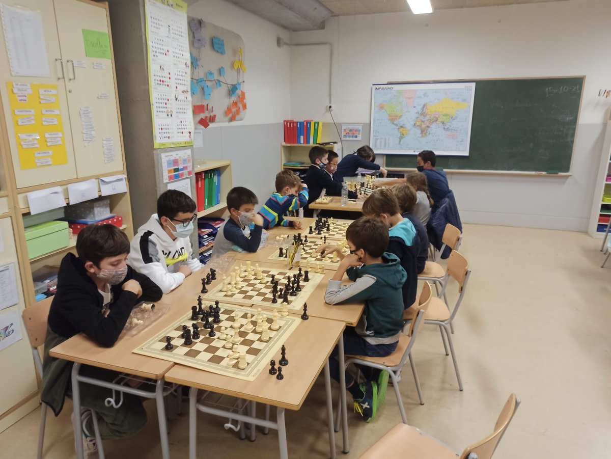 esports_lleida's tweet photo. Divendres passat va començar una nova edició de l'escola municipal d'#escacs que s'organitza conjuntament amb @c_escacslleida i que es fa l'escola Parc de l'aigua amb la presència més de 20 infants. https://t.co/Pyov6WjtBb