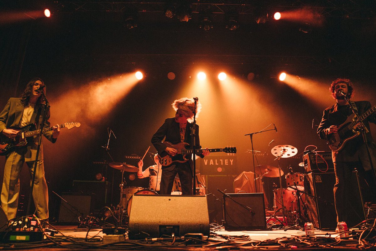 MORE TICKETS HAVE BEEN ADDED FOR OUR RECORD RELEASE SHOW ON OCTOBER 28TH AT <a href="/LeesPalaceTO/">Lee's Palace</a> W/ 9MILLION (<a href="/matthewtomasi/">Matt</a>)!

TICKETS ARE AVAILABLE THROUGH
<a href="/TransmitPresent/">Transmit Presents</a> &amp; <a href="/ShowClix/">ShowClix</a> HERE:
showclix.com/event/goodbye-…

WE’RE SO STOKED TO BE PLAYING OUR FIRST SHOW BACK!

📷: <a href="/jumper/">Jumper Tabi 🟧</a>