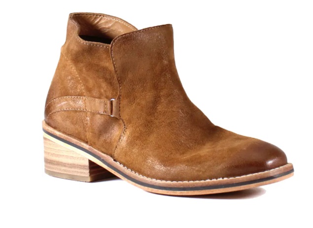 NaborsShoes's tweet image. Craftsmanship shines when you slip into CASP IAN by #DibaTrue. This beautifully crafted pull-on boot features a rich suede upper and minimal design details emerging from the back counter.
#NaborsShoeCenter #NextDoorNabors #TheShoeDog