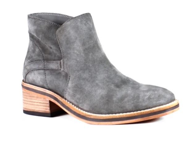 NaborsShoes's tweet image. Craftsmanship shines when you slip into CASP IAN by #DibaTrue. This beautifully crafted pull-on boot features a rich suede upper and minimal design details emerging from the back counter.
#NaborsShoeCenter #NextDoorNabors #TheShoeDog